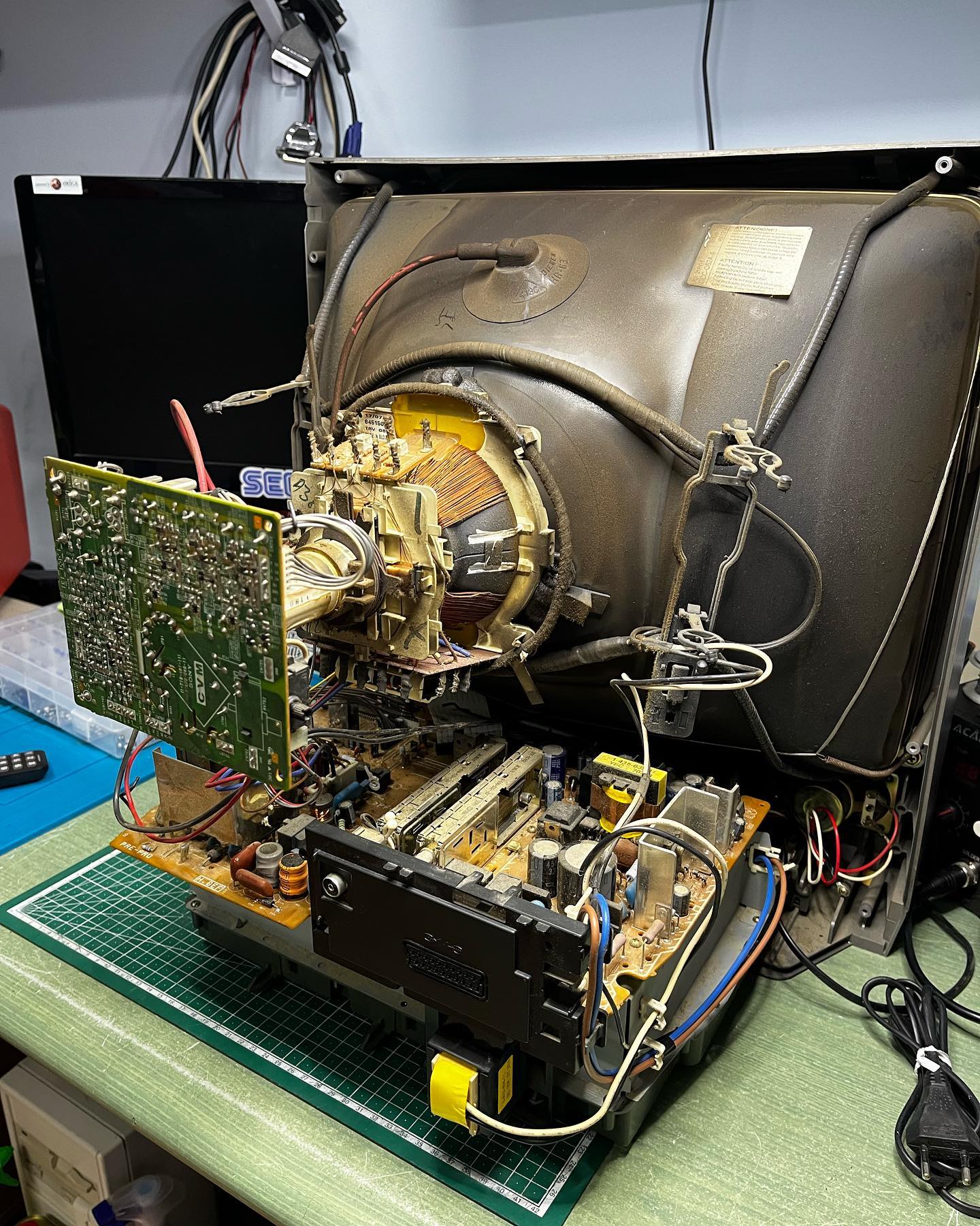 Riparazione amplificatore audio vintage in laboratorio